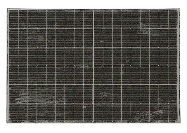 Sehr schmutziges PV-Modul, das jährlich Solarreinigung benötigt – – durchgeführt von SoluShine, der Solarreinigung in Sachsen, Sachsen-Anhalt, Thüringen und Brandenburg.