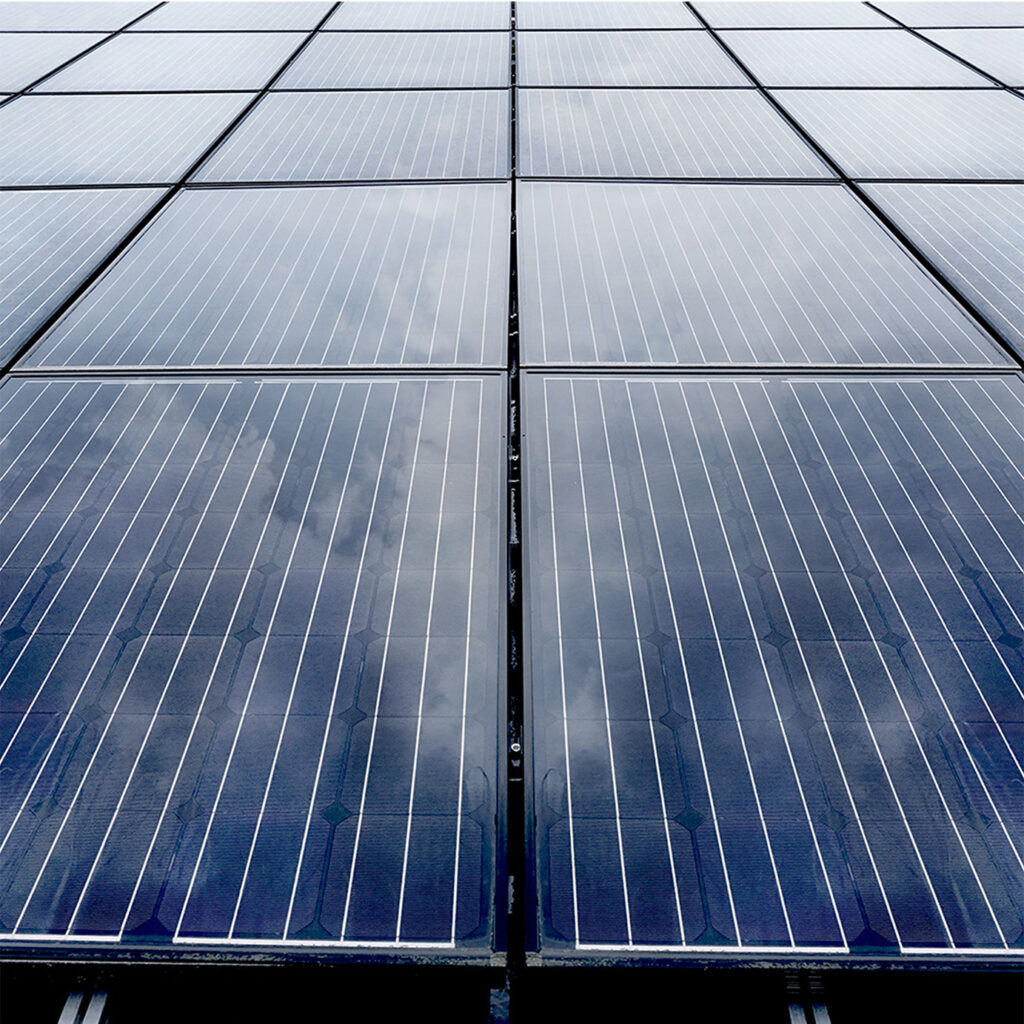 Saubere Solarmodule, in denen sich der Himmel spiegelt nach einer Solarreinigung mit Reinigungsroboter durch SoluShine – Solarreinigung in Sachsen und Mitteldeutschland