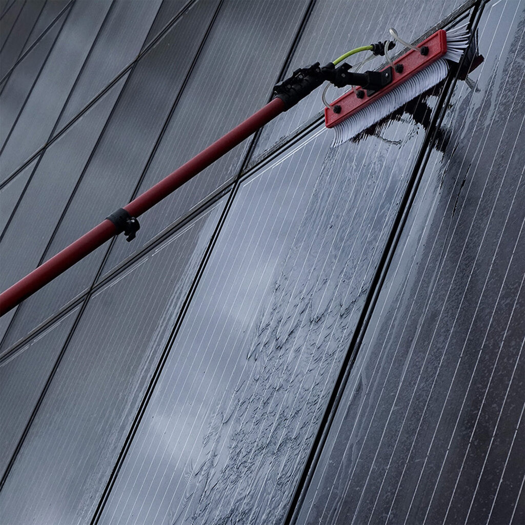 Solarmodule werden gereinigt mit einer Reinigungsbürste für Solarreinigung durch SoluShine – Solarreinigung in Sachsen, Sachsen-Anhalt, Thüringen und Brandenburg