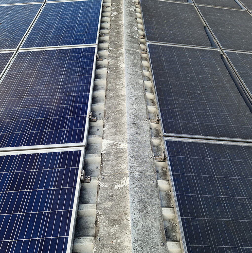 Solarreinigung im Vergleich: Gereinigte Solarmodule auf der linken Seite des Dachs und schmutzige PV-Module auf der anderen Seite. Die Module wurden mit Reinigungsroboter gereinigt von SoluShine Solarreinigung