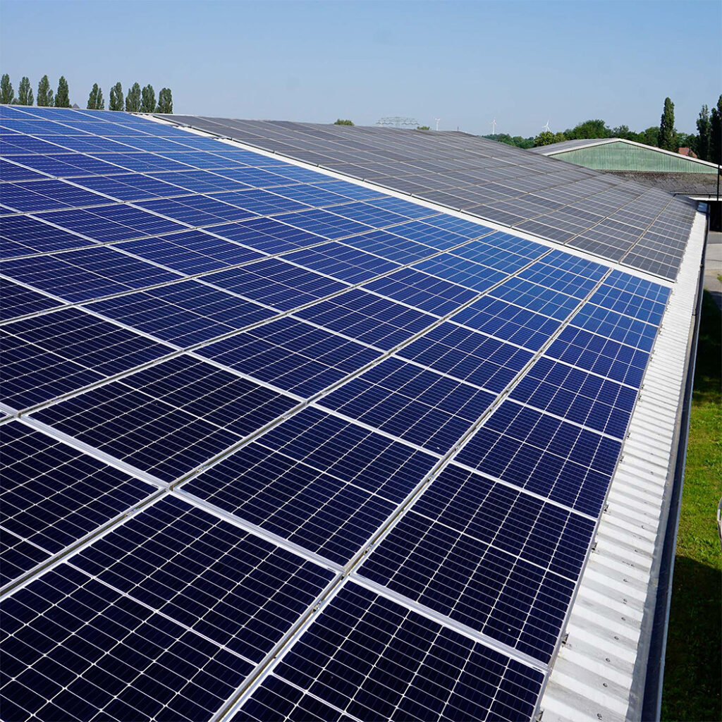 Solarreinigung im Vergleich: Gereinigte Solarmodule auf dem vorderen Dach und schmutzige PV-Module auf der hinteren Seite. Die Module wurden mit Reinigungsroboter gereinigt durch die SoluShine Solarreinigung in Mitteldeutschland.
