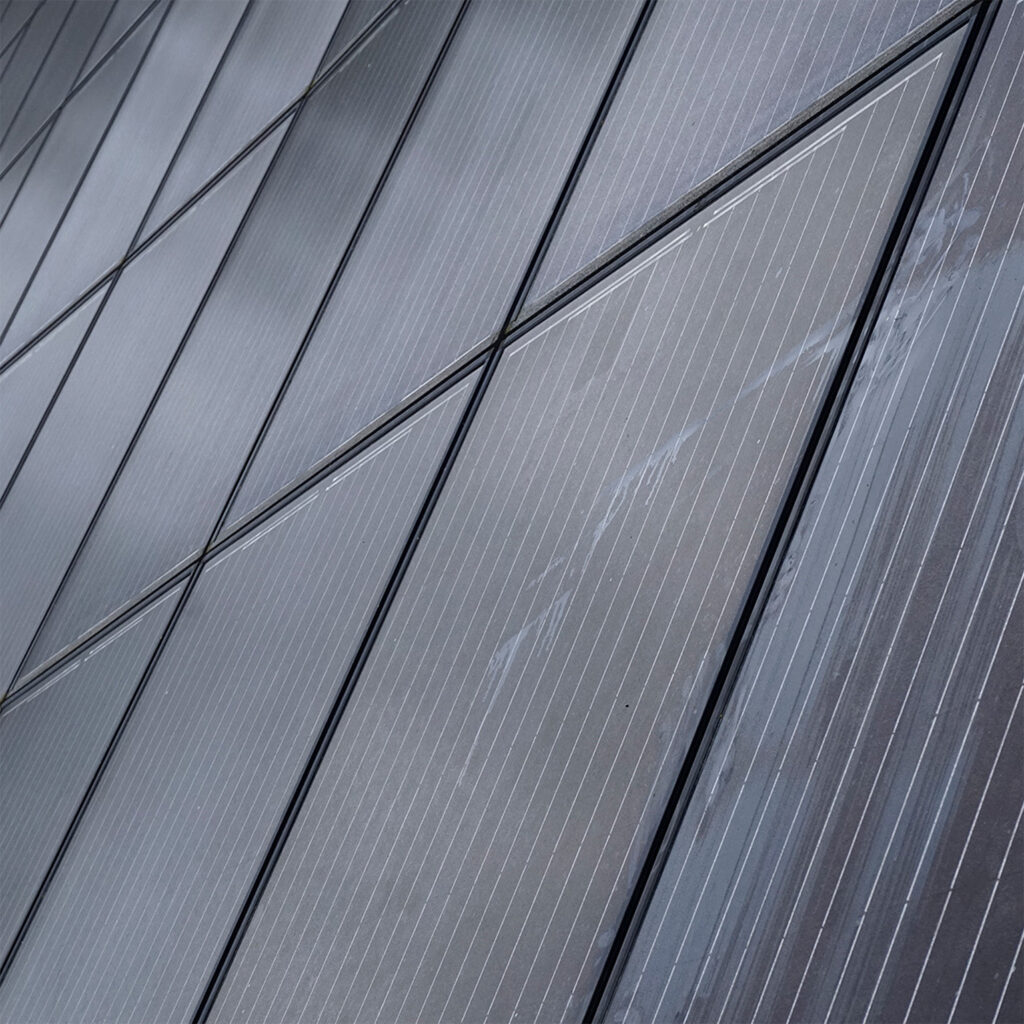 Schmutzige, trübe Solarmodule vor einer Solarreinigung mit Reinigungsbürste durch SoluShine Solarreinigung in Sachsen und Mitteldeutschland